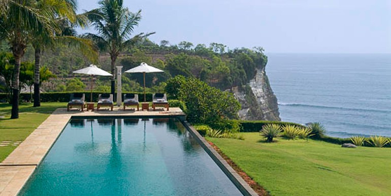 Pool-with-cliff-view-2