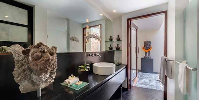 Villa-Ensuite-bathroom-one