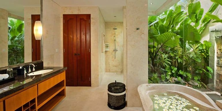 Villa-Lower-level-bathroom