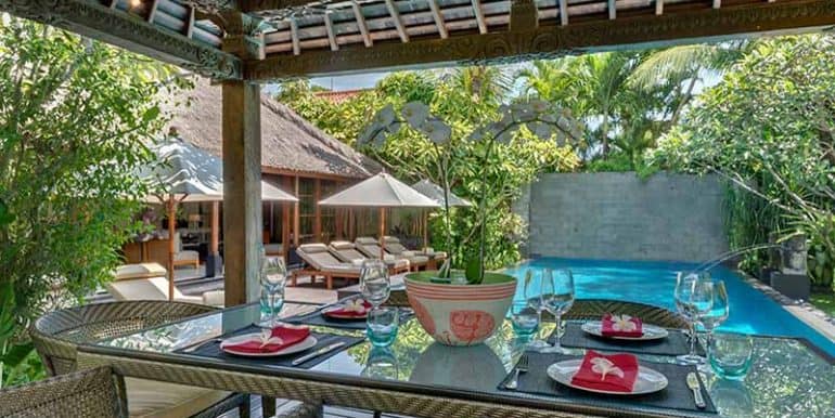 Villa-Poolside-dining