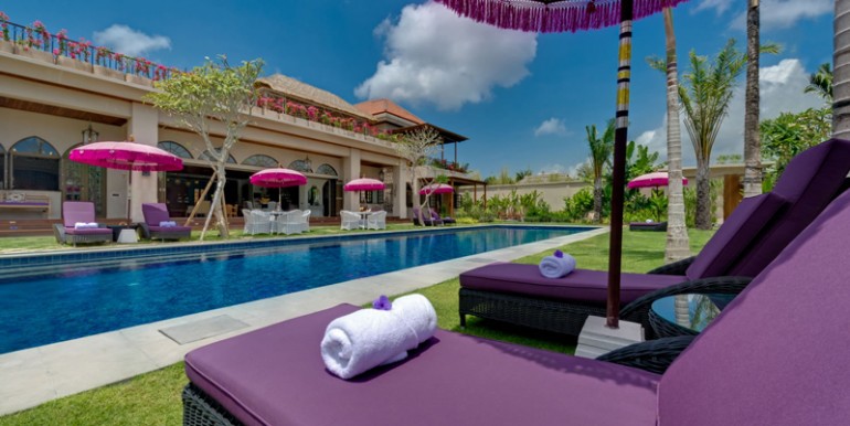 Villa-Sayang-dAmour-poolside-loungers