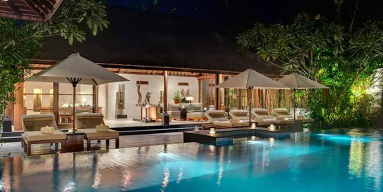 Villa-The-pool-lit-up-at-ni