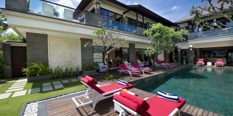 sunloungers-and-swimming-pool
