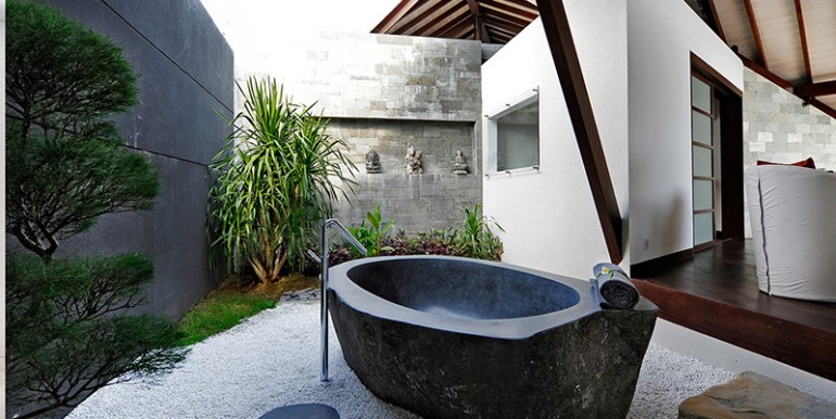 the-layar-1br-outside-bathtub