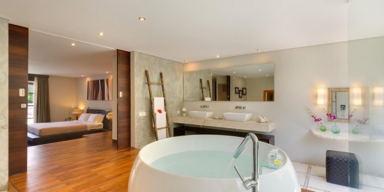 the-layar-2br-bathtub