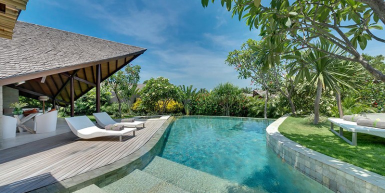 the-layar-2br-pool-steps