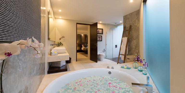 the-layar-4br-flower-petal-bath