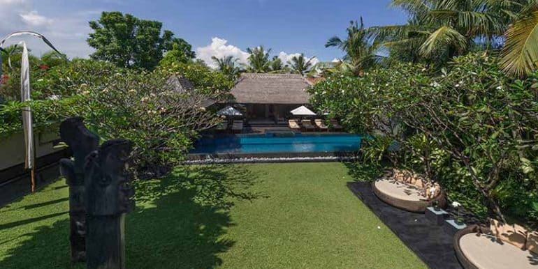 villa-lawn-and-pool