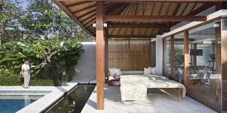 villa-outdoor-spa-room