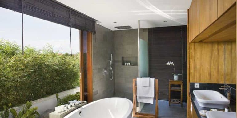 villa-upstairs-bathroom-two