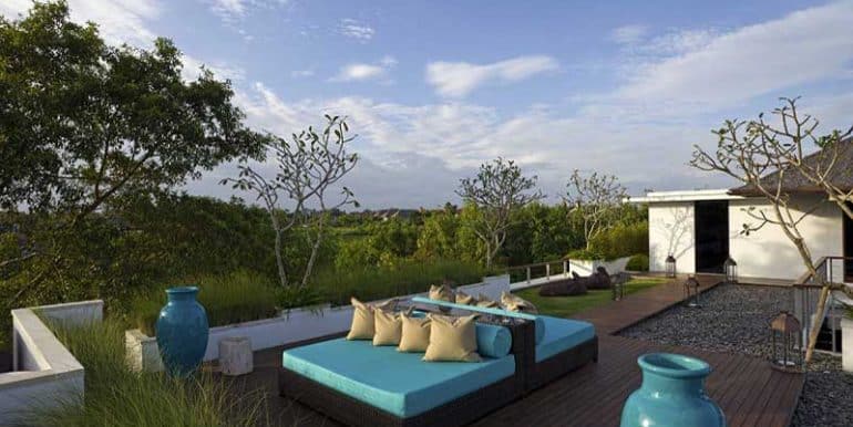 villa-upstairs-living-deck